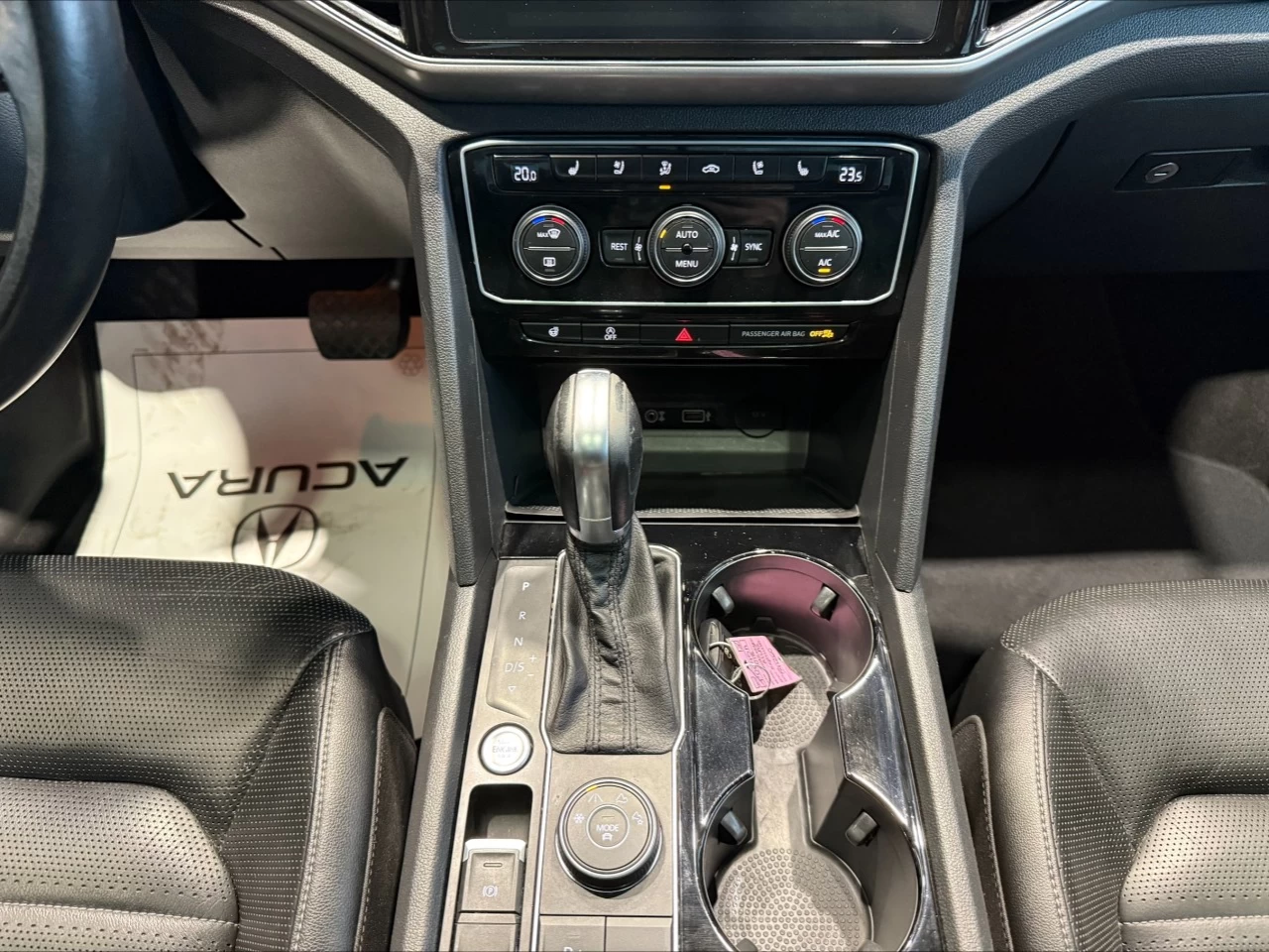 2018 Volkswagen Atlas Highline https://www.acuramontrealcentre.com/resize/b990ff35b810a3abc0cc817b2ca24889-1