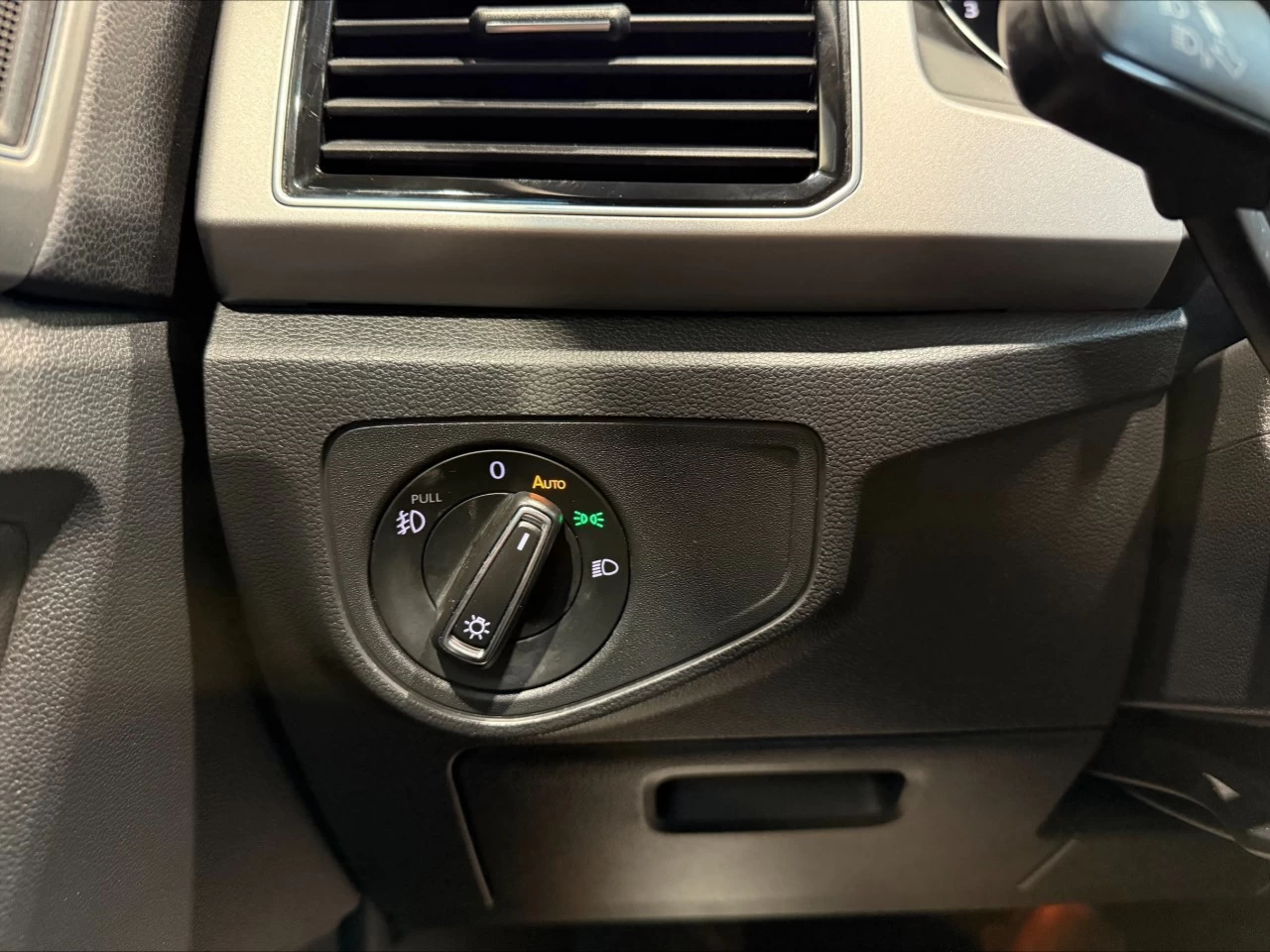 2018 Volkswagen Atlas Highline https://www.acuramontrealcentre.com/resize/b990ff35b810a3abc0cc817b2ca24889-1