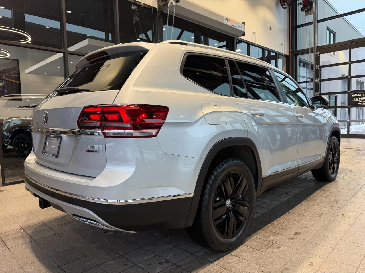 2018 Volkswagen Atlas Highline https://www.acuramontrealcentre.com/resize/b990ff35b810a3abc0cc817b2ca24889-1