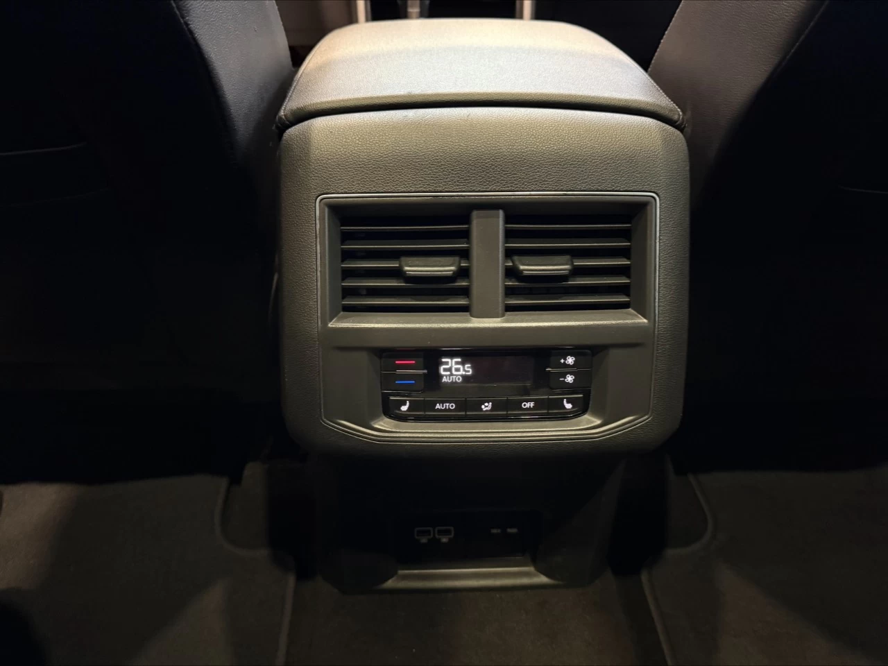 2018 Volkswagen Atlas Highline https://www.acuramontrealcentre.com/resize/b990ff35b810a3abc0cc817b2ca24889-1