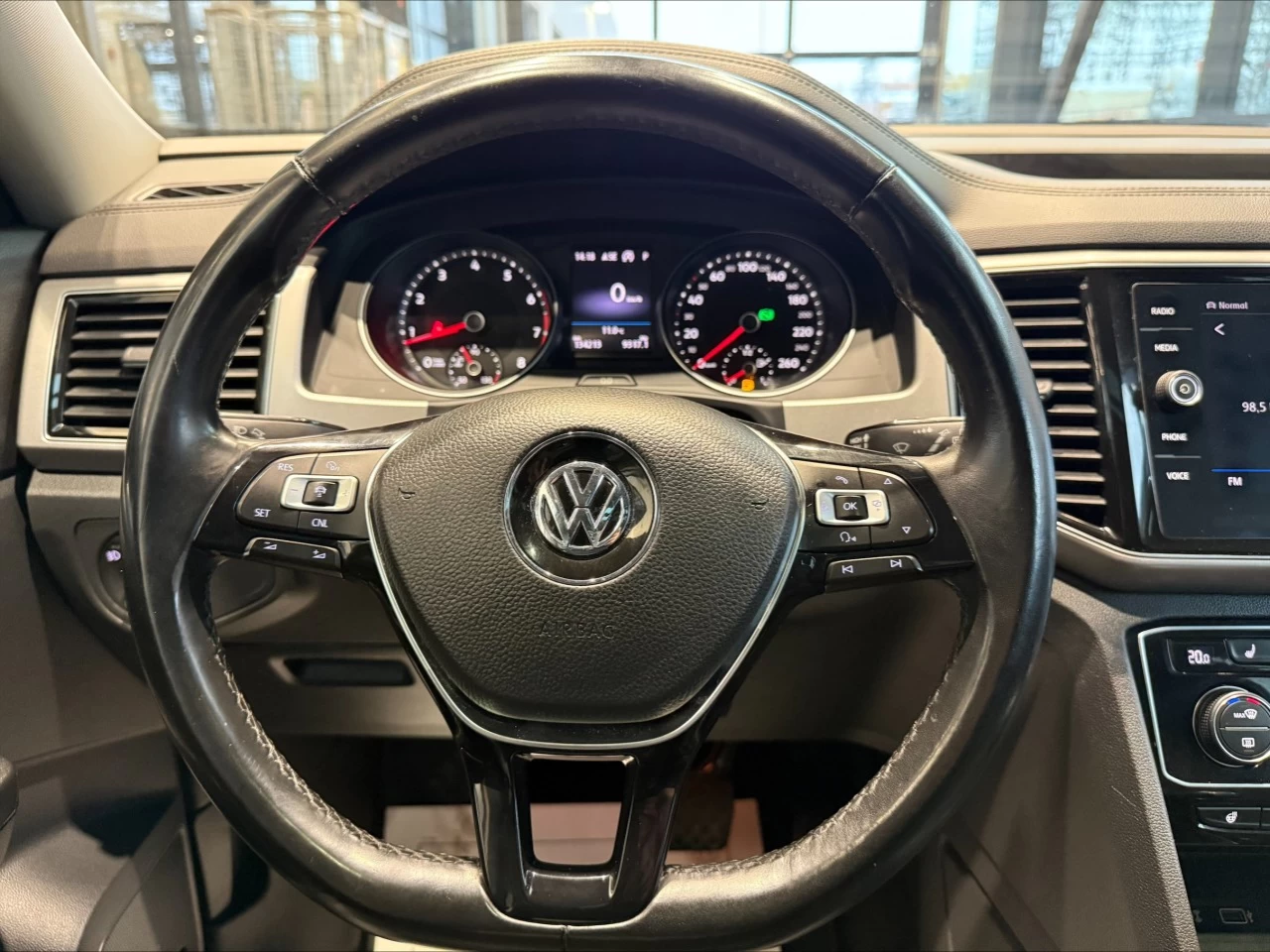 2018 Volkswagen Atlas Highline https://www.acuramontrealcentre.com/resize/b990ff35b810a3abc0cc817b2ca24889-1