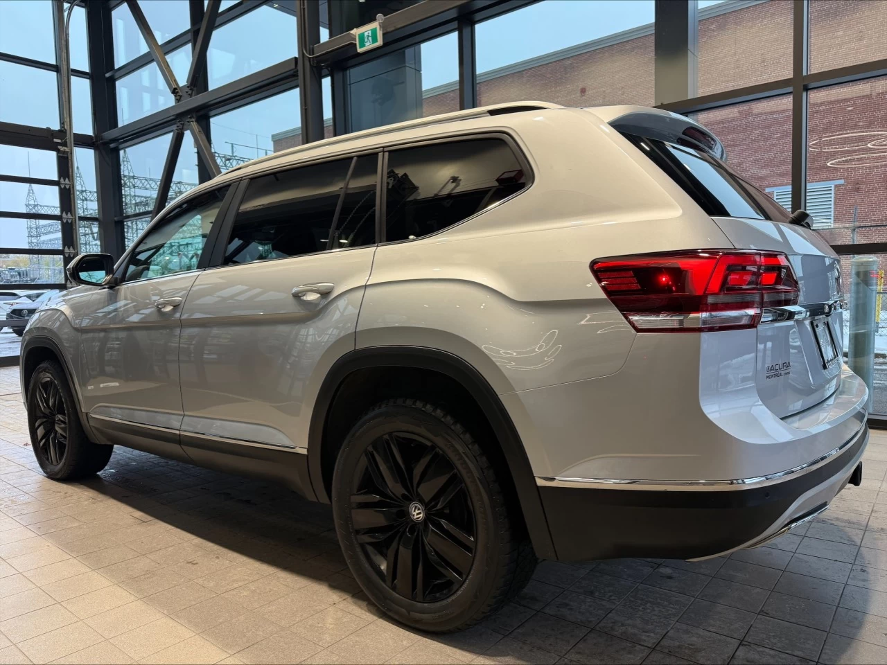 2018 Volkswagen Atlas Highline https://www.acuramontrealcentre.com/resize/b990ff35b810a3abc0cc817b2ca24889-1