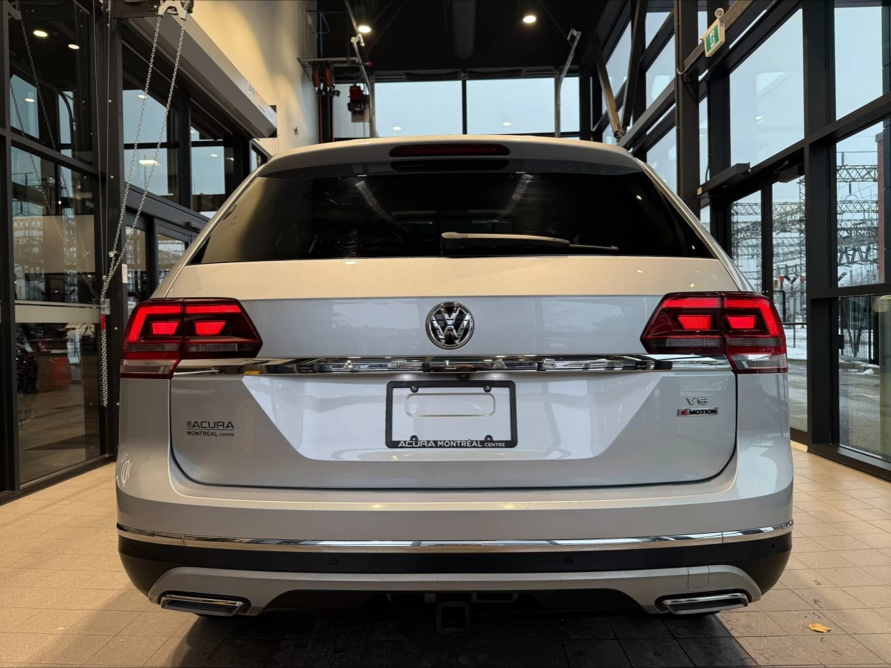 2018 Volkswagen Atlas Highline https://www.acuramontrealcentre.com/resize/b990ff35b810a3abc0cc817b2ca24889-1