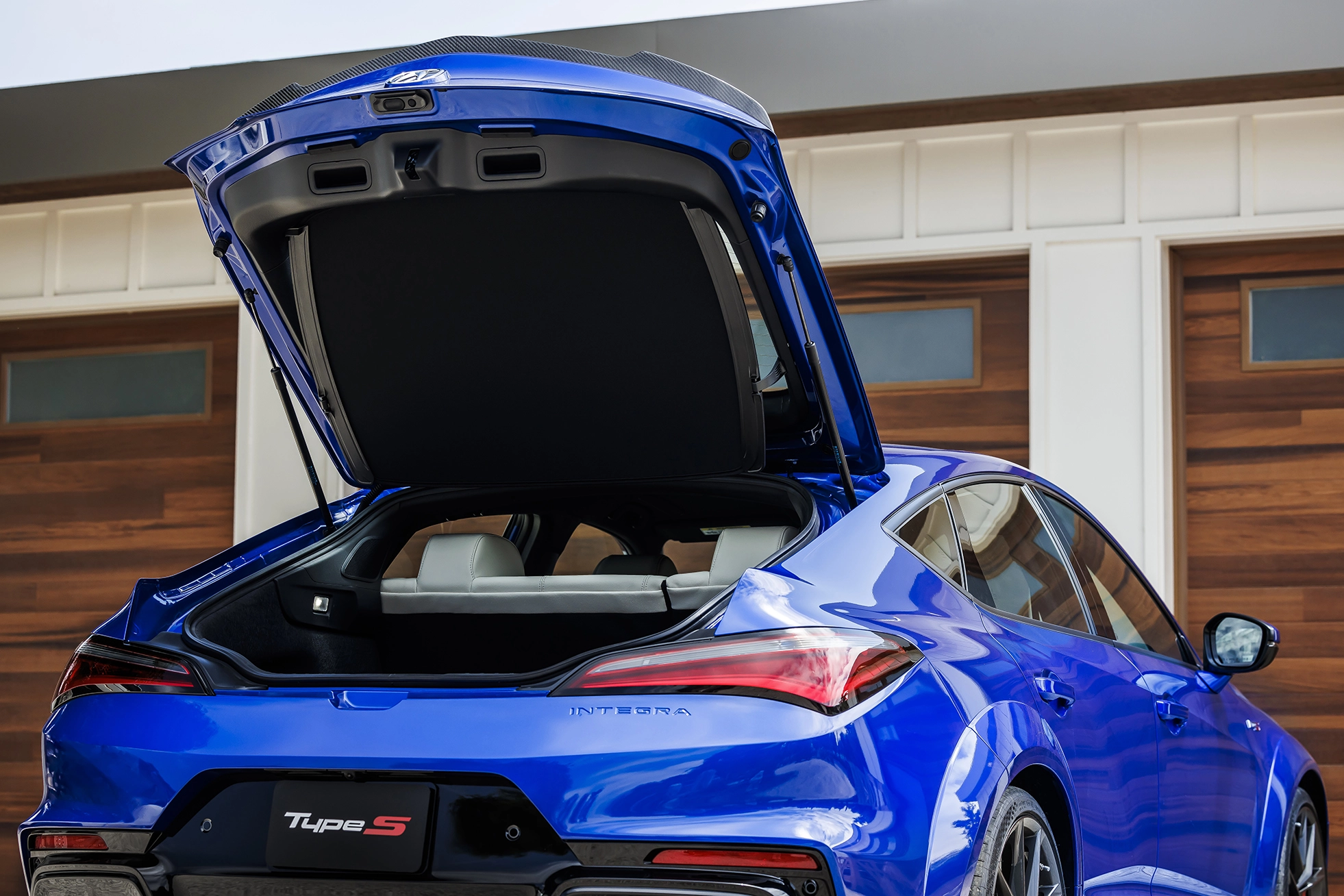 voiture sport acura integra 2024 type s bleue dos arrière avec valise ouverte montrant le volume de chargement