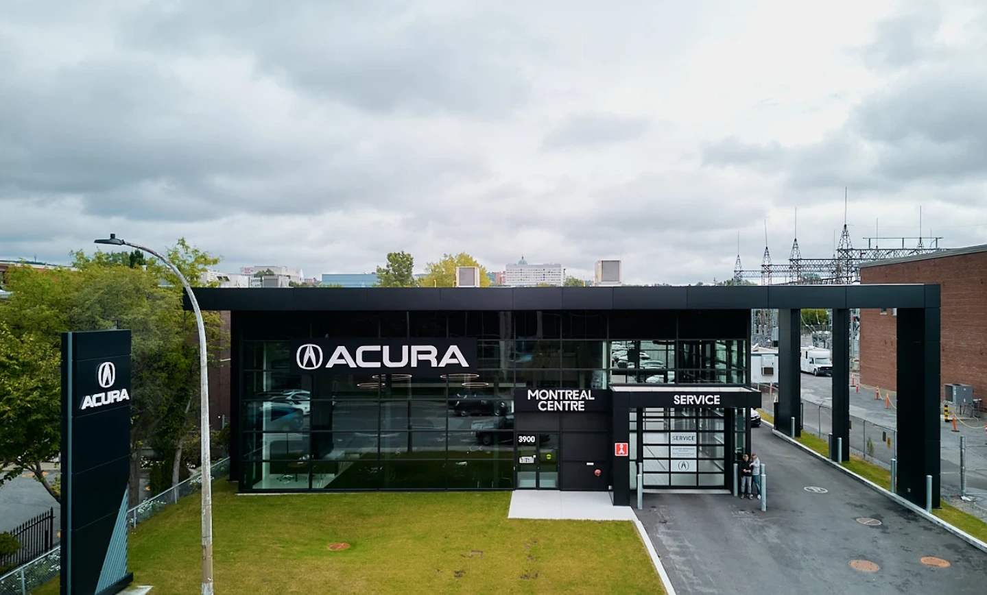 Concessionnaire Acura Montréal Centre avec service automobile et salle d'exposition moderne