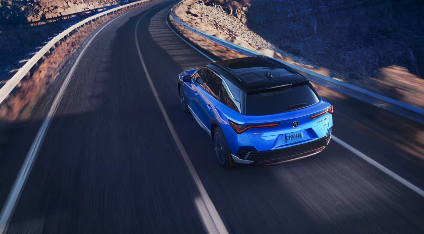 Acura ZDX bleue roulant sur une route panoramique au Canada
