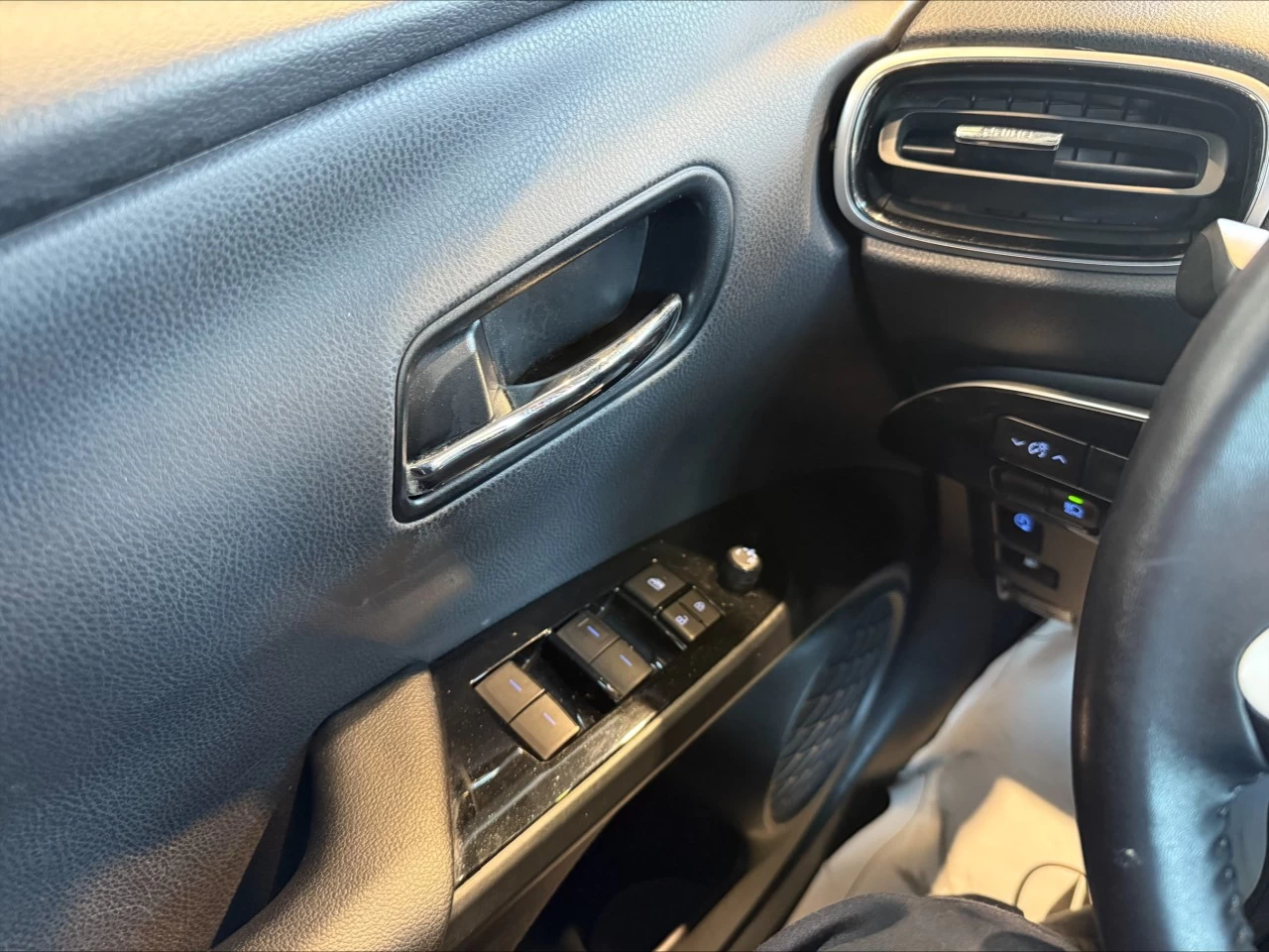 2019 Toyota Prius Prime Auto https://www.acuramontrealcentre.com/resize/b990ff35b810a3abc0cc817b2ca24889-1