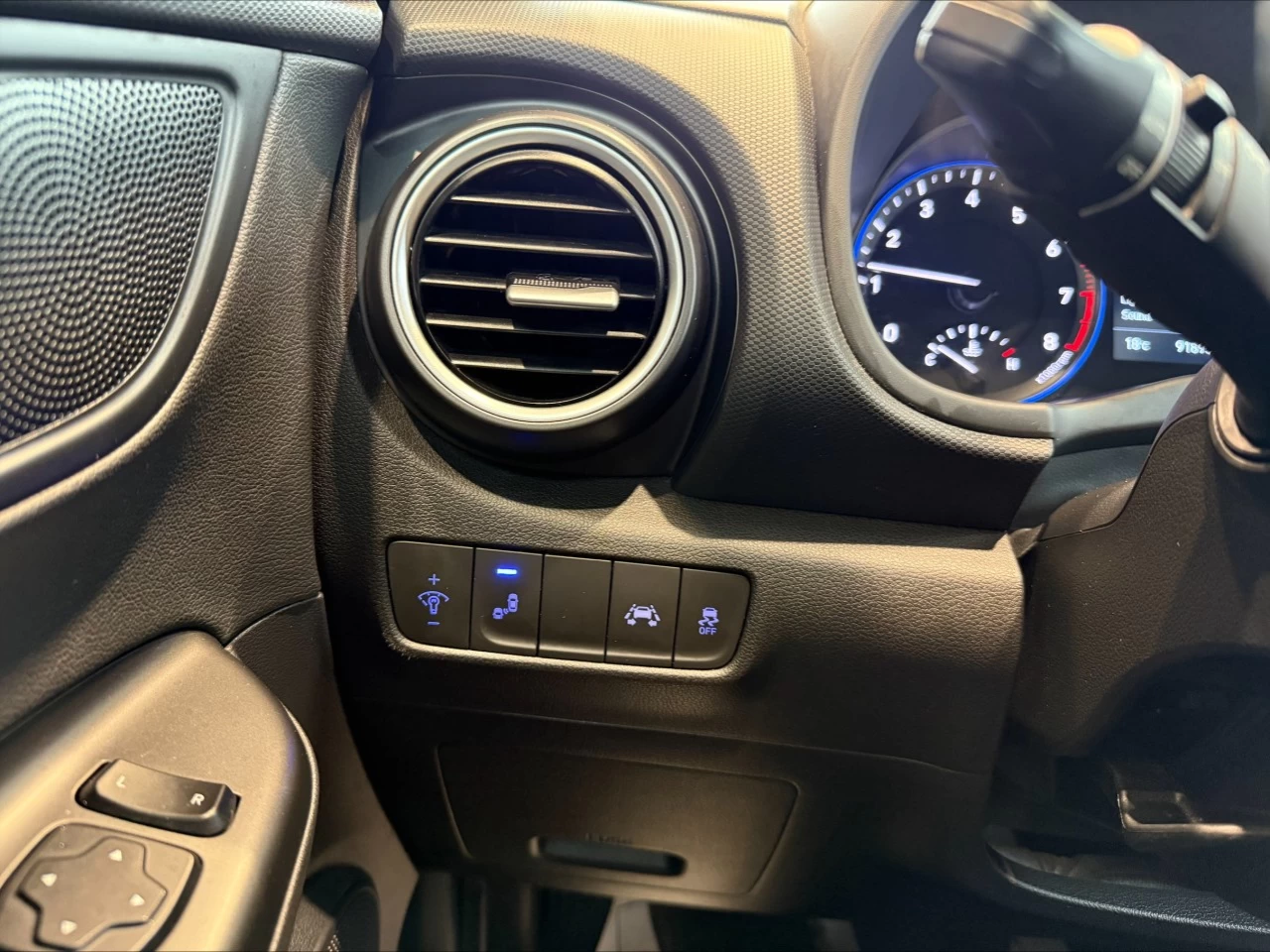 2020 Hyundai Kona Luxury https://www.acuramontrealcentre.com/resize/b990ff35b810a3abc0cc817b2ca24889-1