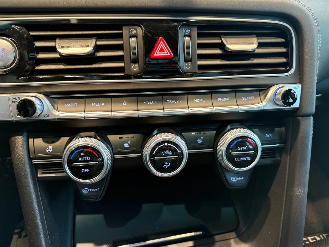 2021 Genesis G70 2.0T Advanced https://www.acuramontrealcentre.com/resize/b990ff35b810a3abc0cc817b2ca24889-1