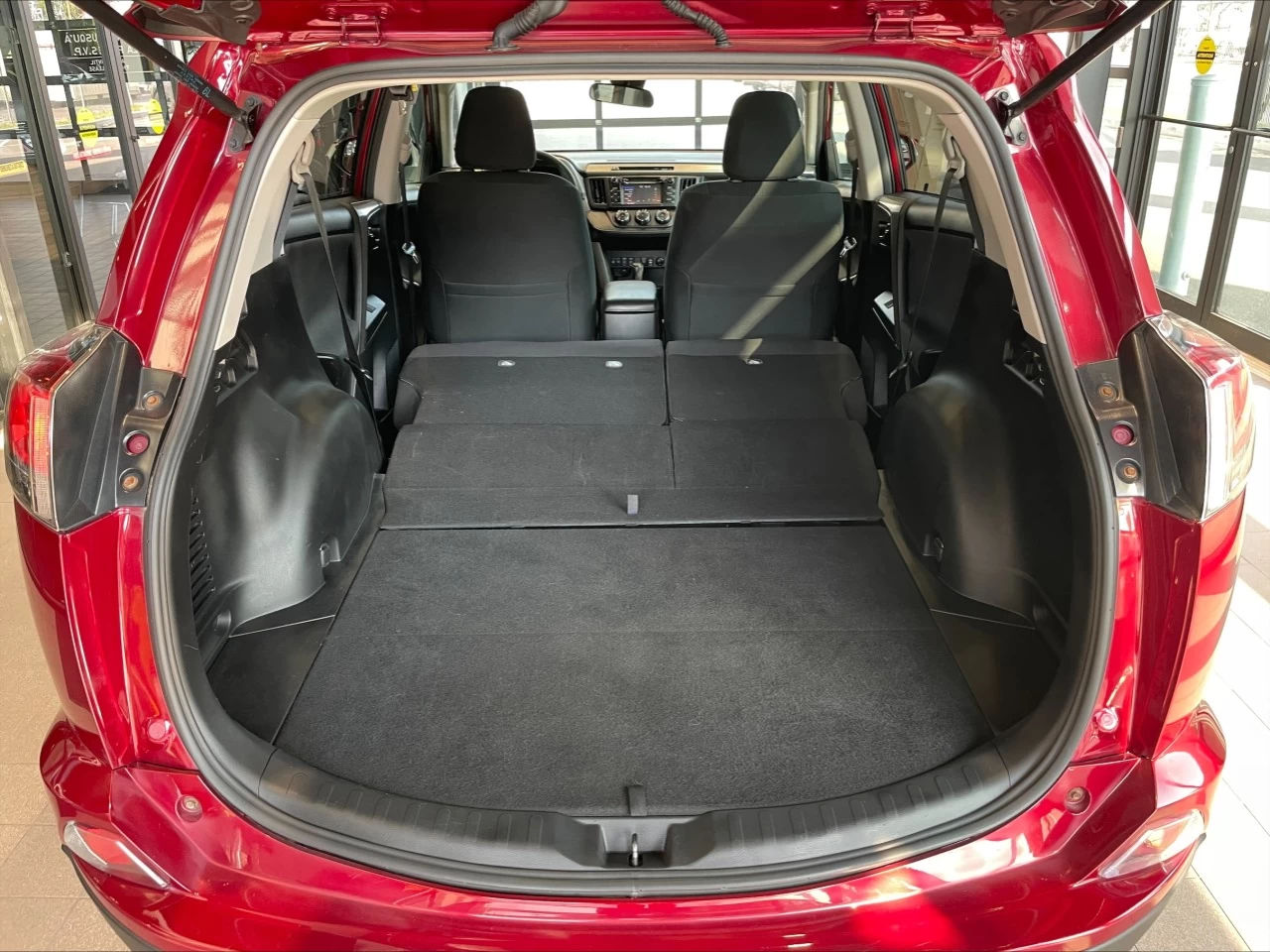 2018 Toyota RAV4 LE https://www.acuramontrealcentre.com/resize/b990ff35b810a3abc0cc817b2ca24889-1