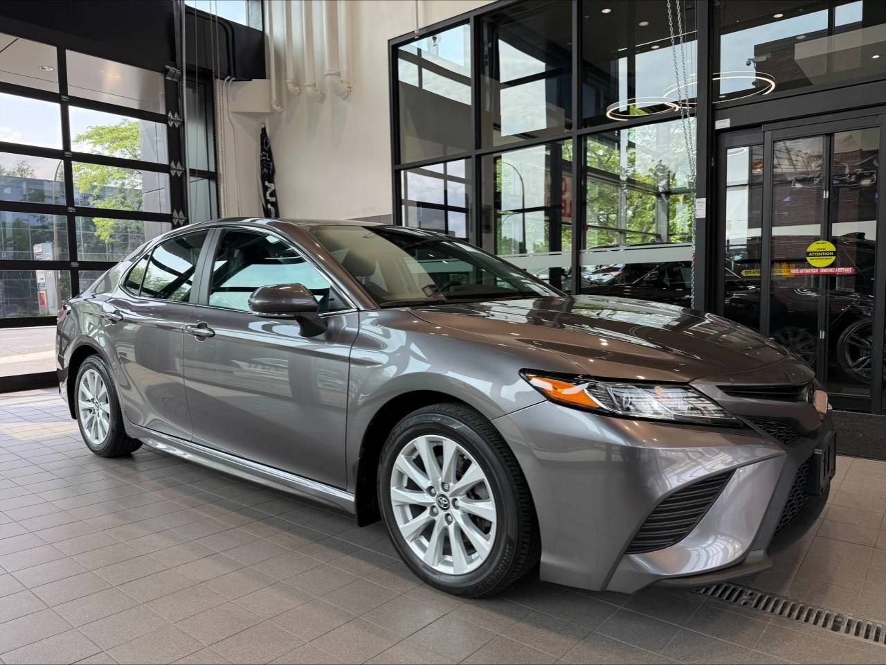 2019 Toyota Camry SE https://www.acuramontrealcentre.com/resize/b990ff35b810a3abc0cc817b2ca24889-1