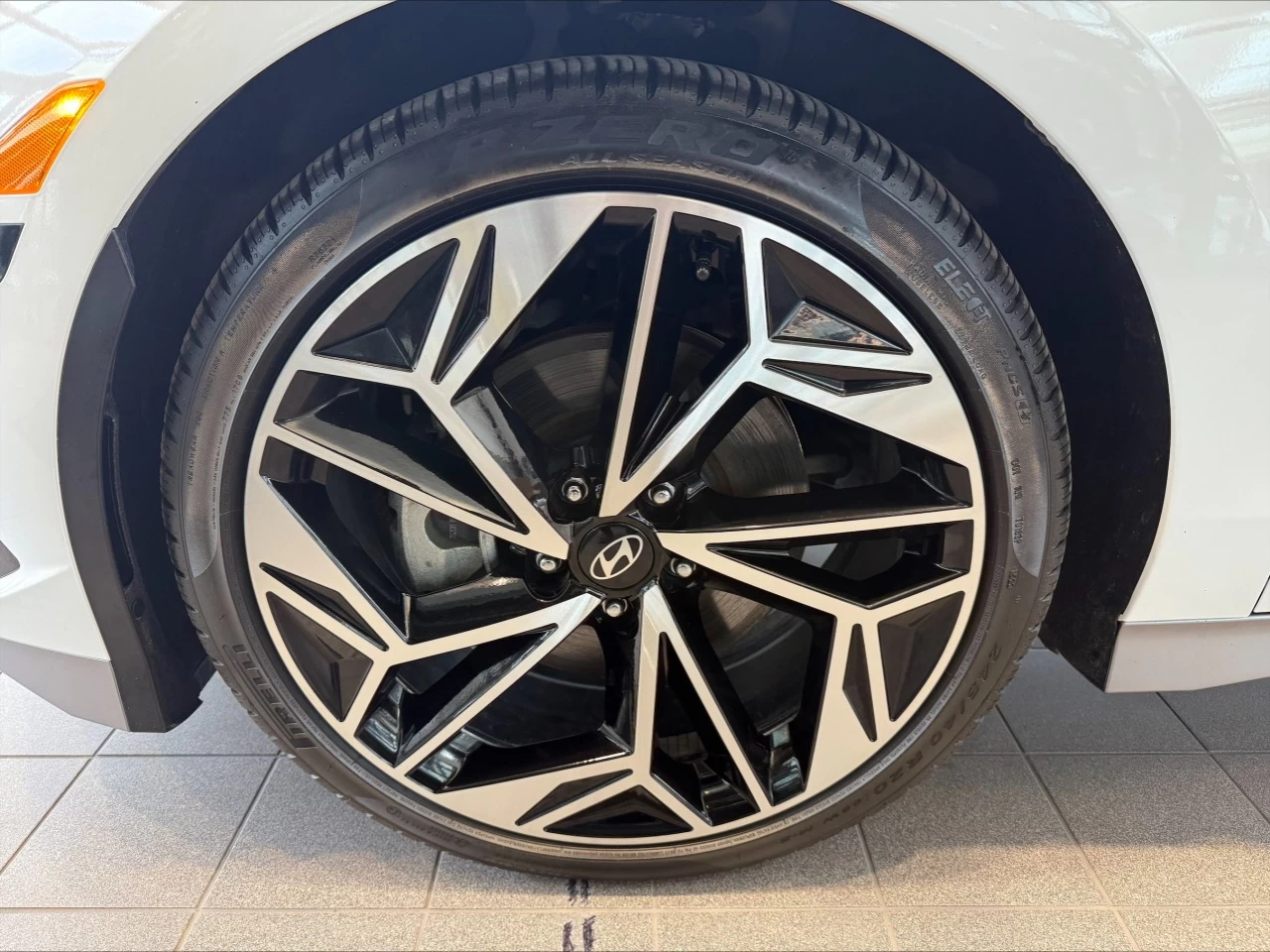2024 Hyundai Ioniq Preferred Longue Range AWD Ultimate https://www.acuramontrealcentre.com/resize/b990ff35b810a3abc0cc817b2ca24889-1
