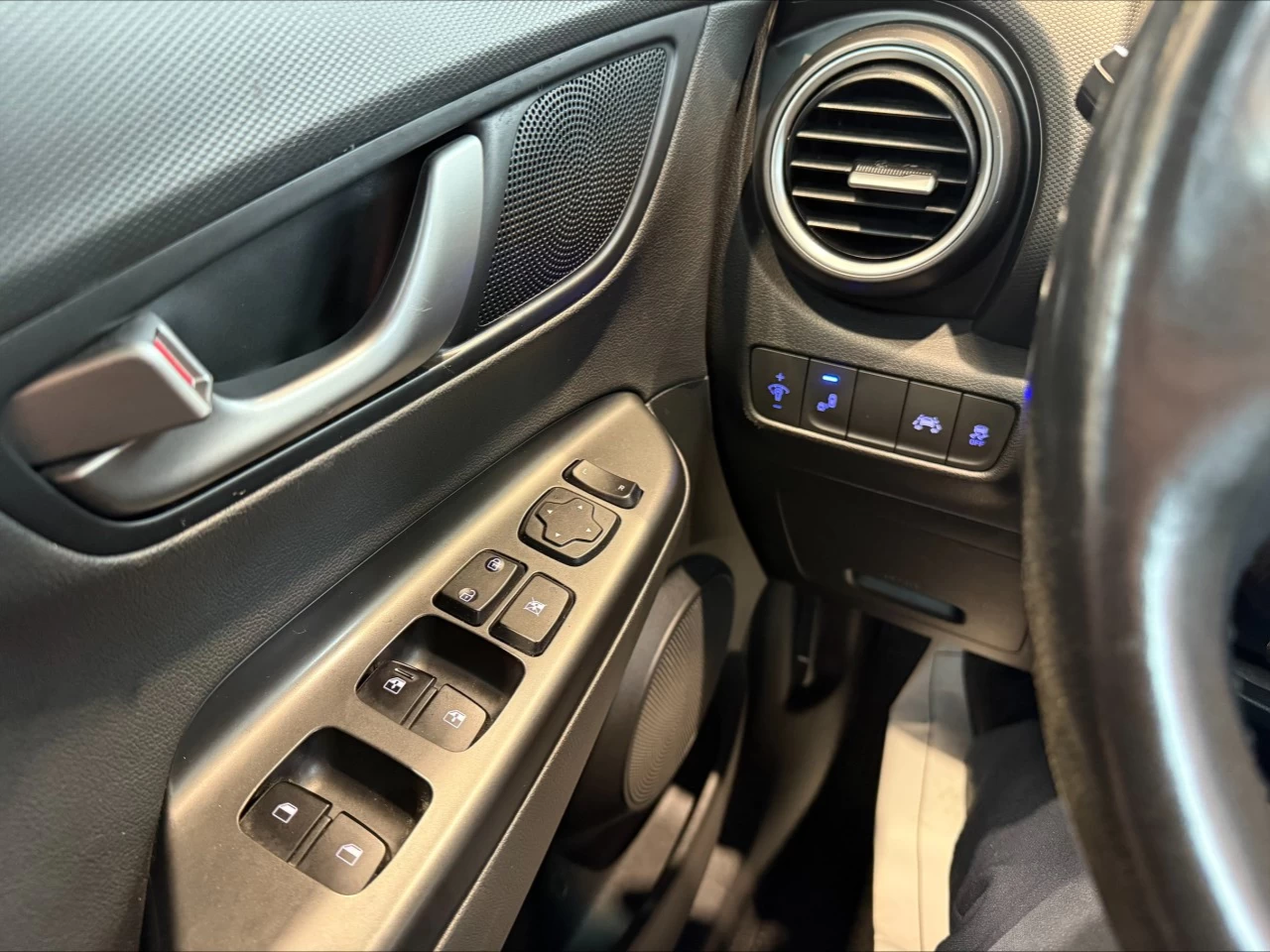 2020 Hyundai Kona Luxury https://www.acuramontrealcentre.com/resize/b990ff35b810a3abc0cc817b2ca24889-1
