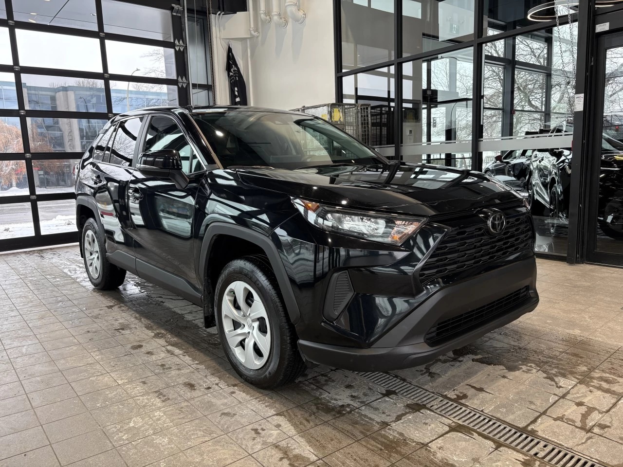 2024 Toyota RAV4 LE https://www.acuramontrealcentre.com/resize/b990ff35b810a3abc0cc817b2ca24889-1