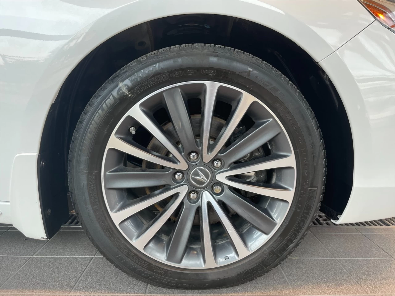 2018 Acura TLX Elite https://www.acuramontrealcentre.com/resize/b990ff35b810a3abc0cc817b2ca24889-1