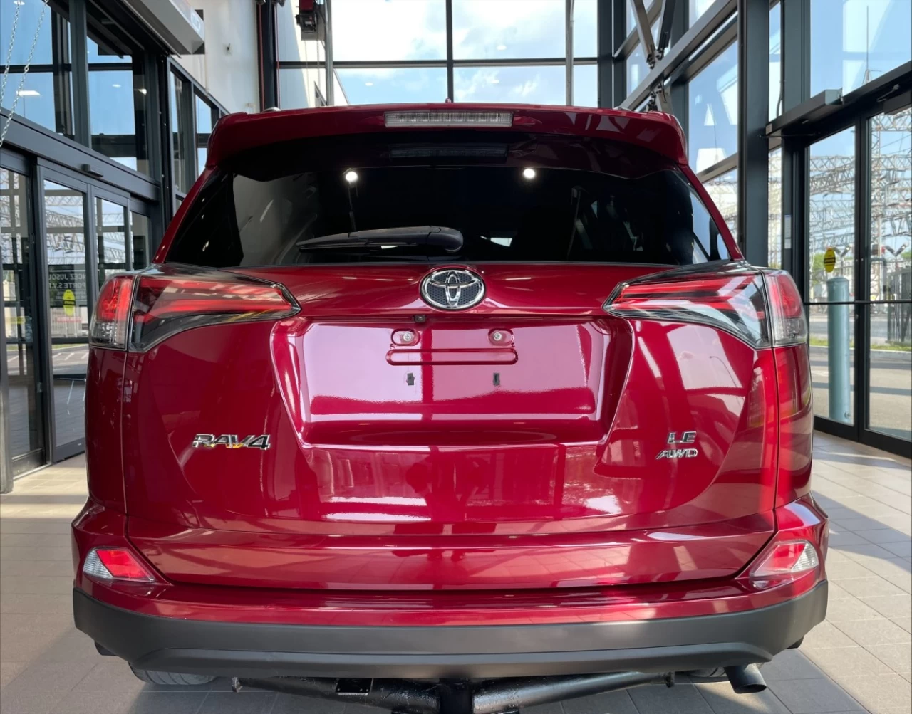 2018 Toyota RAV4 LE https://www.acuramontrealcentre.com/resize/b990ff35b810a3abc0cc817b2ca24889-1