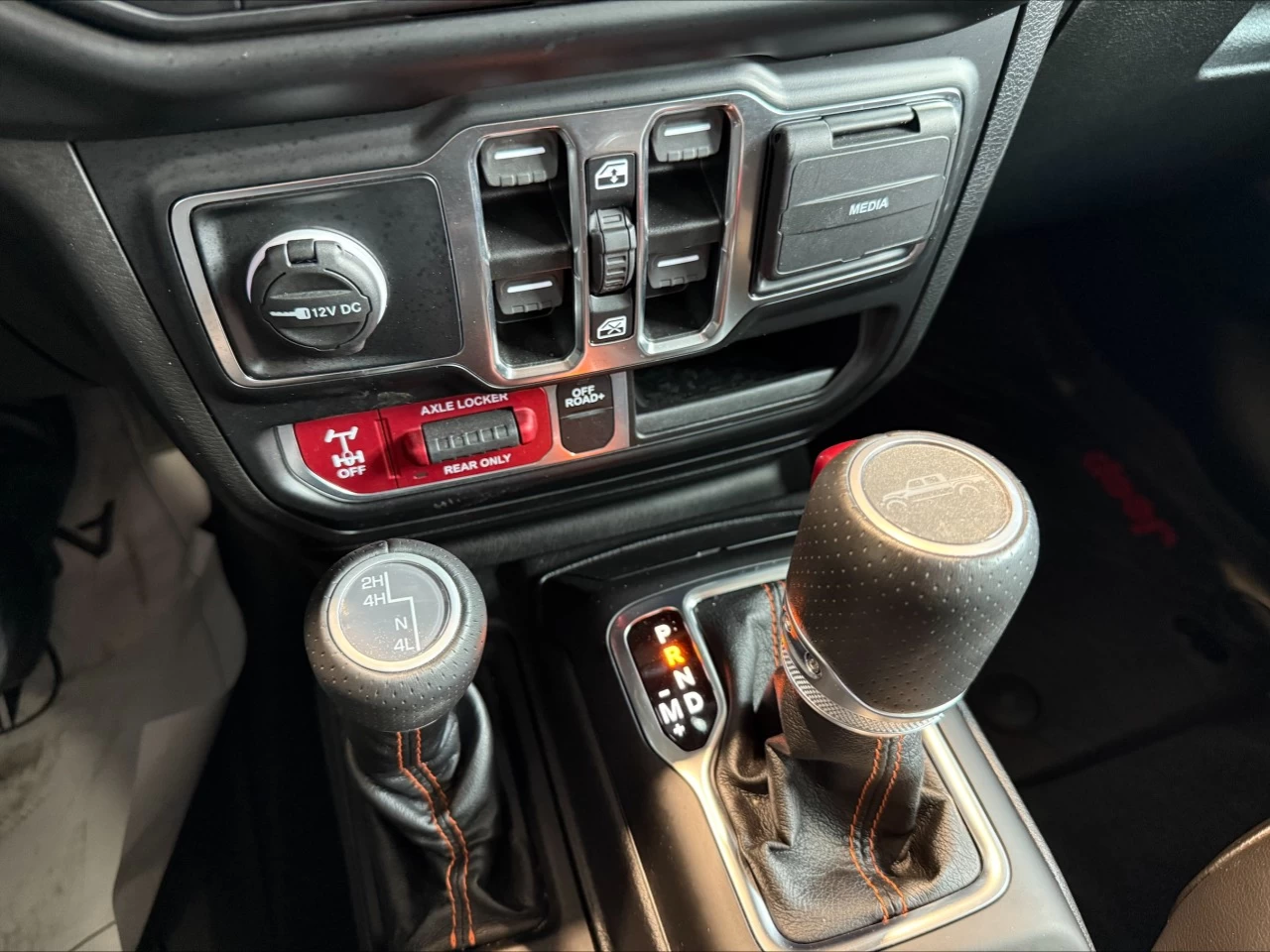 2022 Jeep Gladiator Mojave https://www.acuramontrealcentre.com/resize/b990ff35b810a3abc0cc817b2ca24889-1