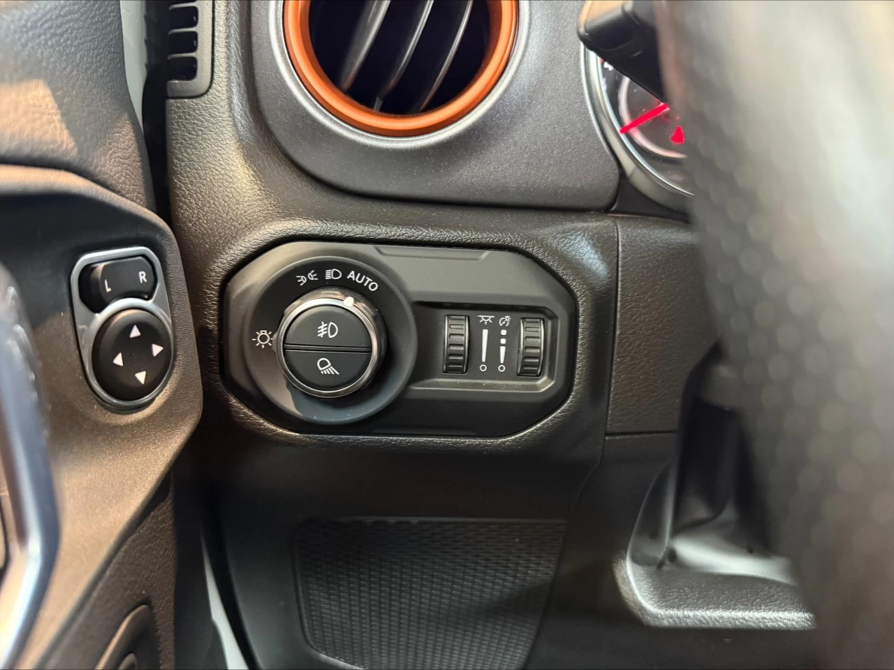 2022 Jeep Gladiator Mojave https://www.acuramontrealcentre.com/resize/b990ff35b810a3abc0cc817b2ca24889-1