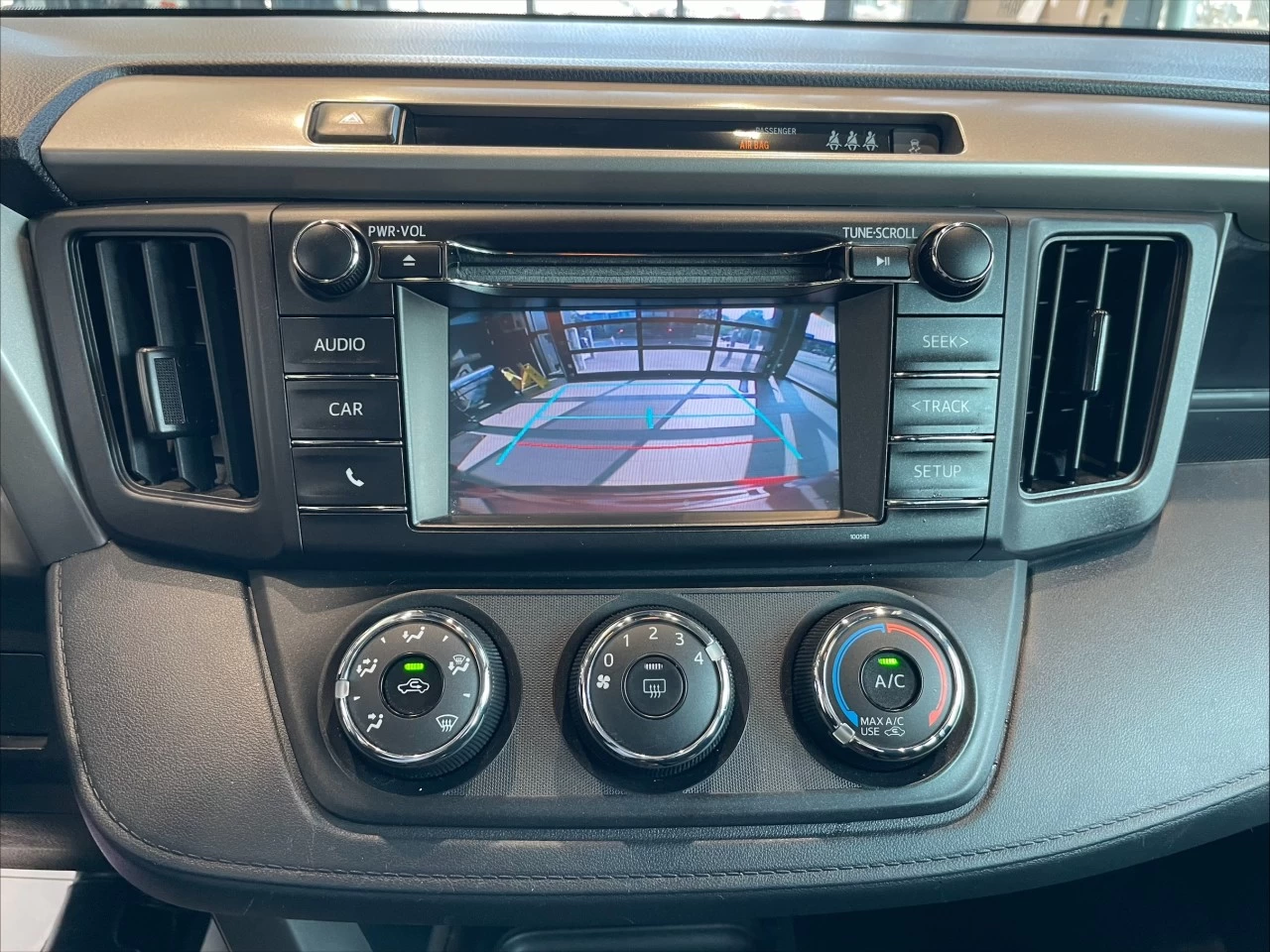 2018 Toyota RAV4 LE https://www.acuramontrealcentre.com/resize/b990ff35b810a3abc0cc817b2ca24889-1