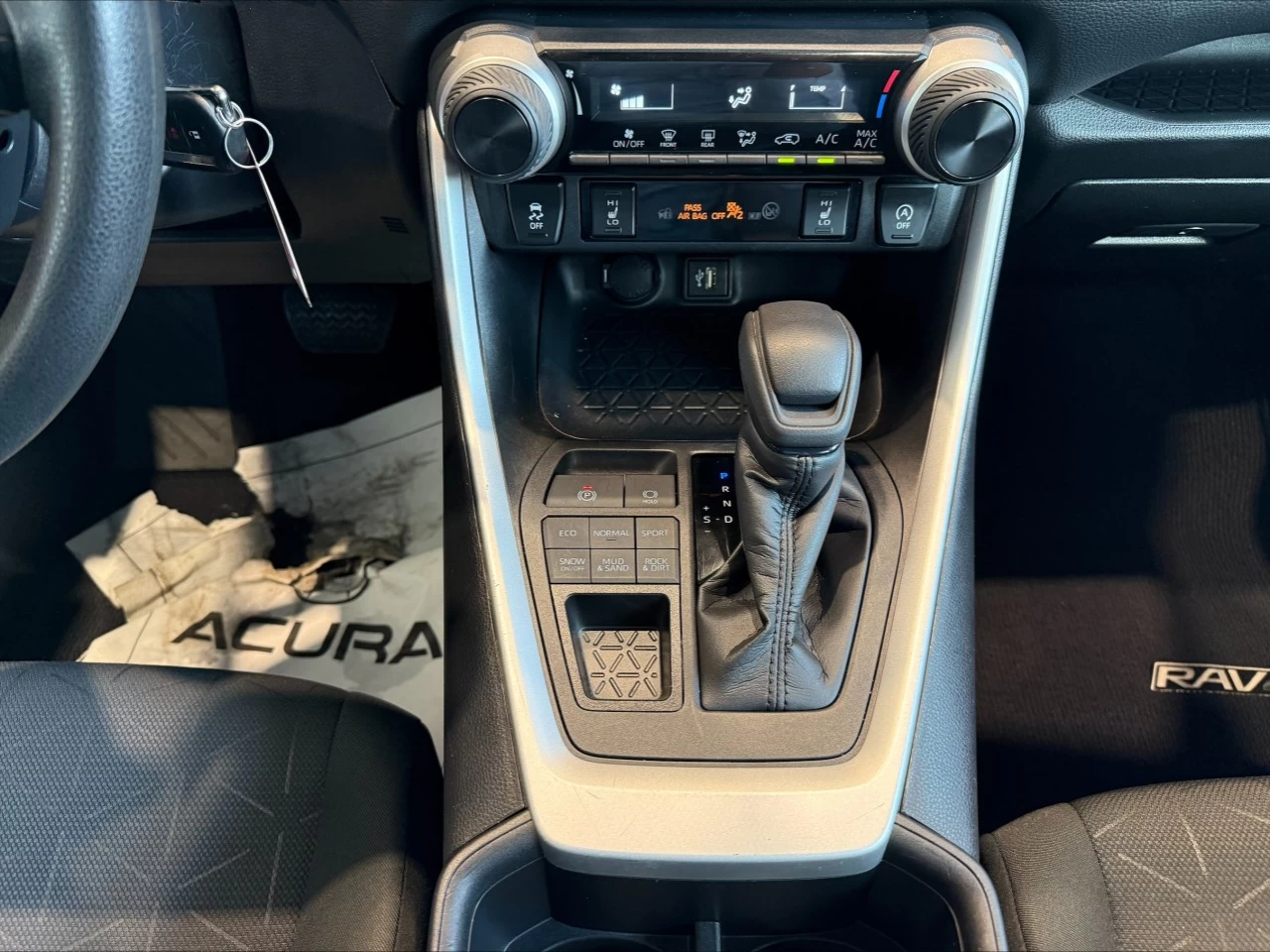 2023 Toyota RAV4 LE https://www.acuramontrealcentre.com/resize/b990ff35b810a3abc0cc817b2ca24889-1