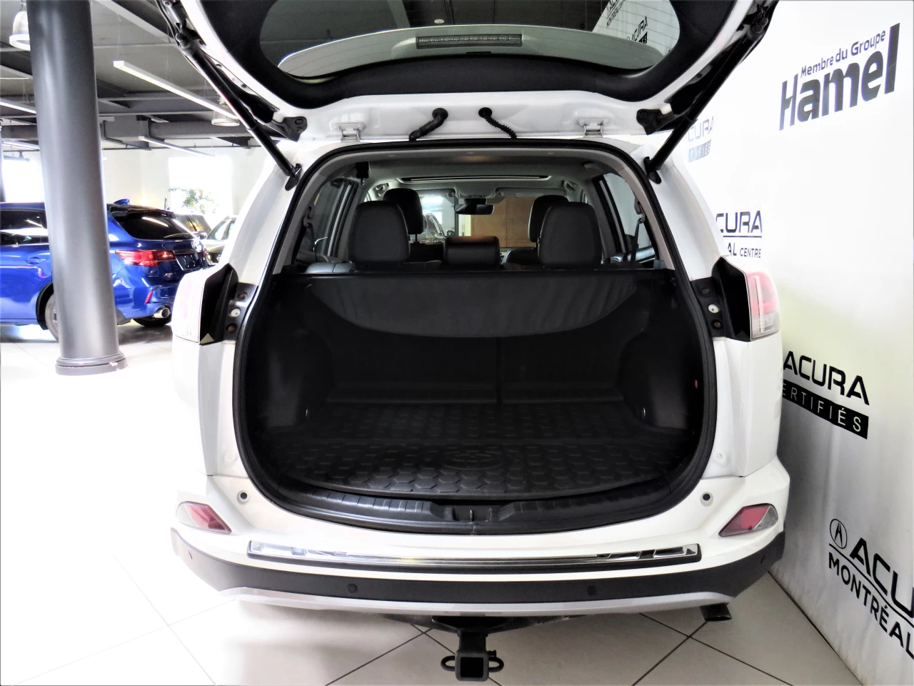 2017 Toyota RAV4 Limited https://www.acuramontrealcentre.com/resize/b990ff35b810a3abc0cc817b2ca24889-1
