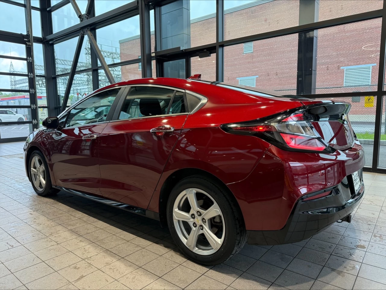 2017 Chevrolet Volt LT https://www.acuramontrealcentre.com/resize/b990ff35b810a3abc0cc817b2ca24889-1