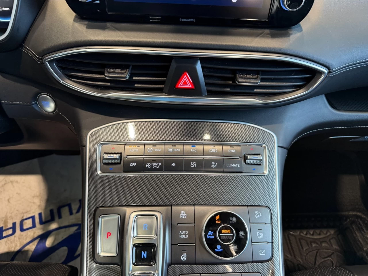 2022 Hyundai Santa Fe Luxury PHEV https://www.acuramontrealcentre.com/resize/b990ff35b810a3abc0cc817b2ca24889-1