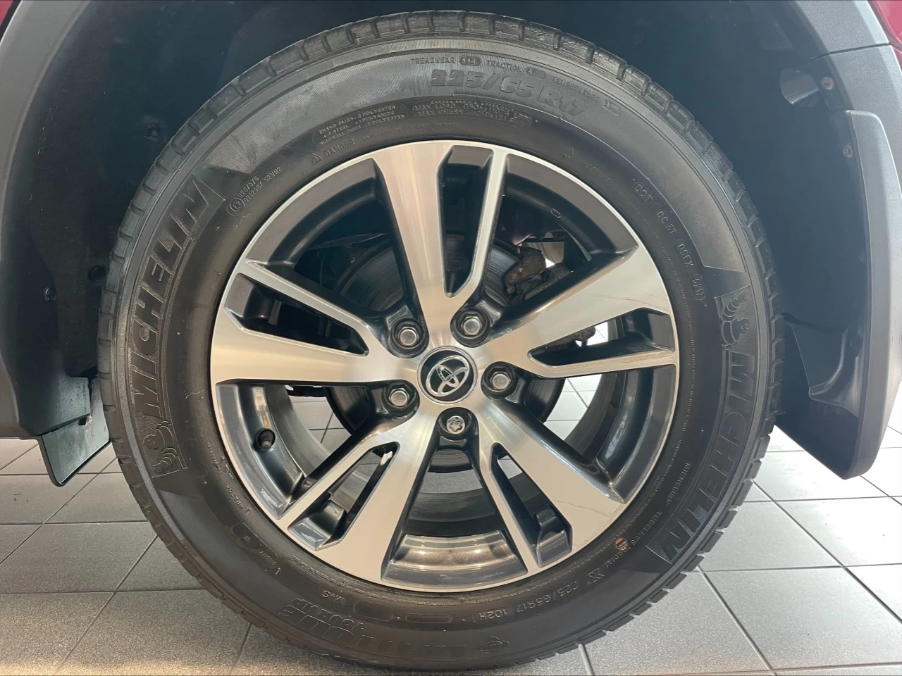 2018 Toyota RAV4 LE https://www.acuramontrealcentre.com/resize/b990ff35b810a3abc0cc817b2ca24889-1