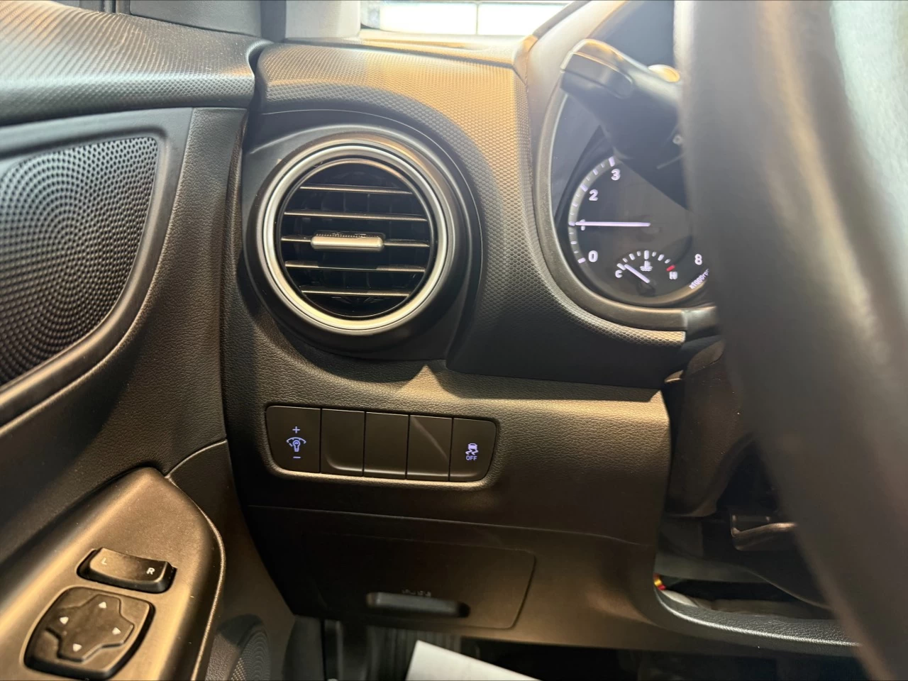 2020 Hyundai Kona Essential https://www.acuramontrealcentre.com/resize/b990ff35b810a3abc0cc817b2ca24889-1