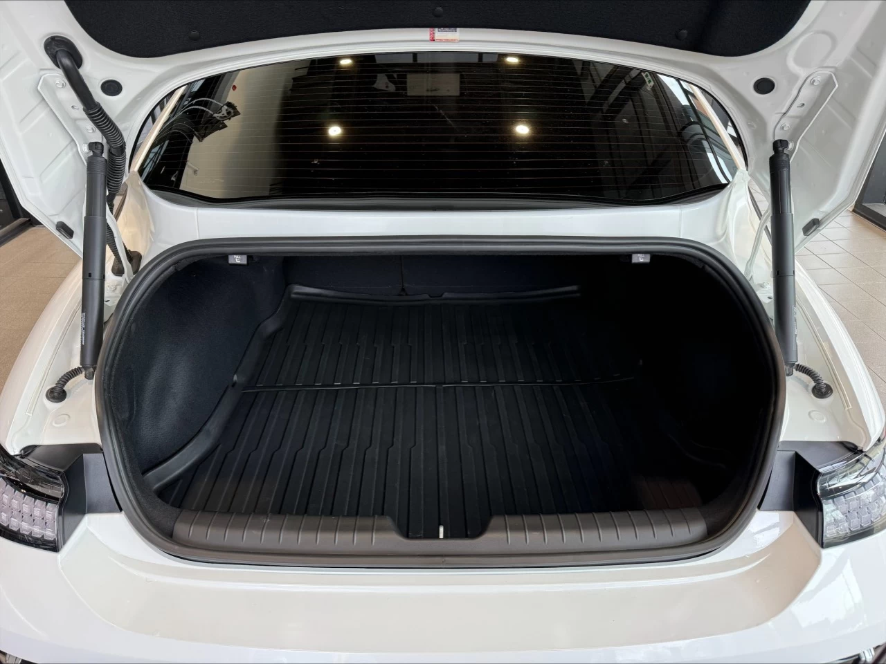2024 Hyundai Ioniq Preferred Longue Range AWD Ultimate https://www.acuramontrealcentre.com/resize/b990ff35b810a3abc0cc817b2ca24889-1