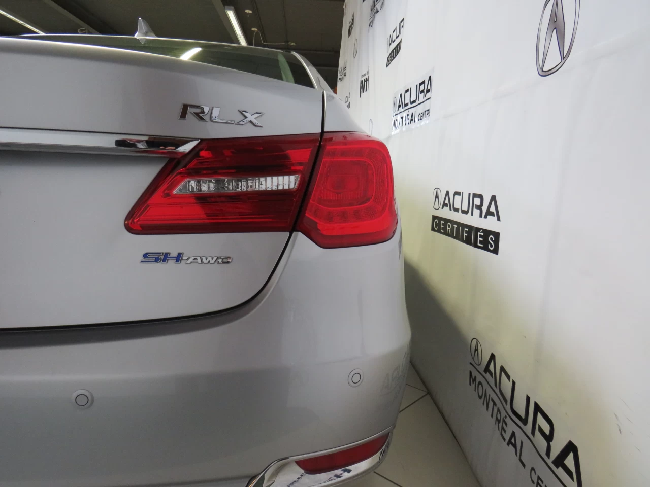 2015 Acura RLX Sport Hybrid https://www.acuramontrealcentre.com/resize/b990ff35b810a3abc0cc817b2ca24889-1