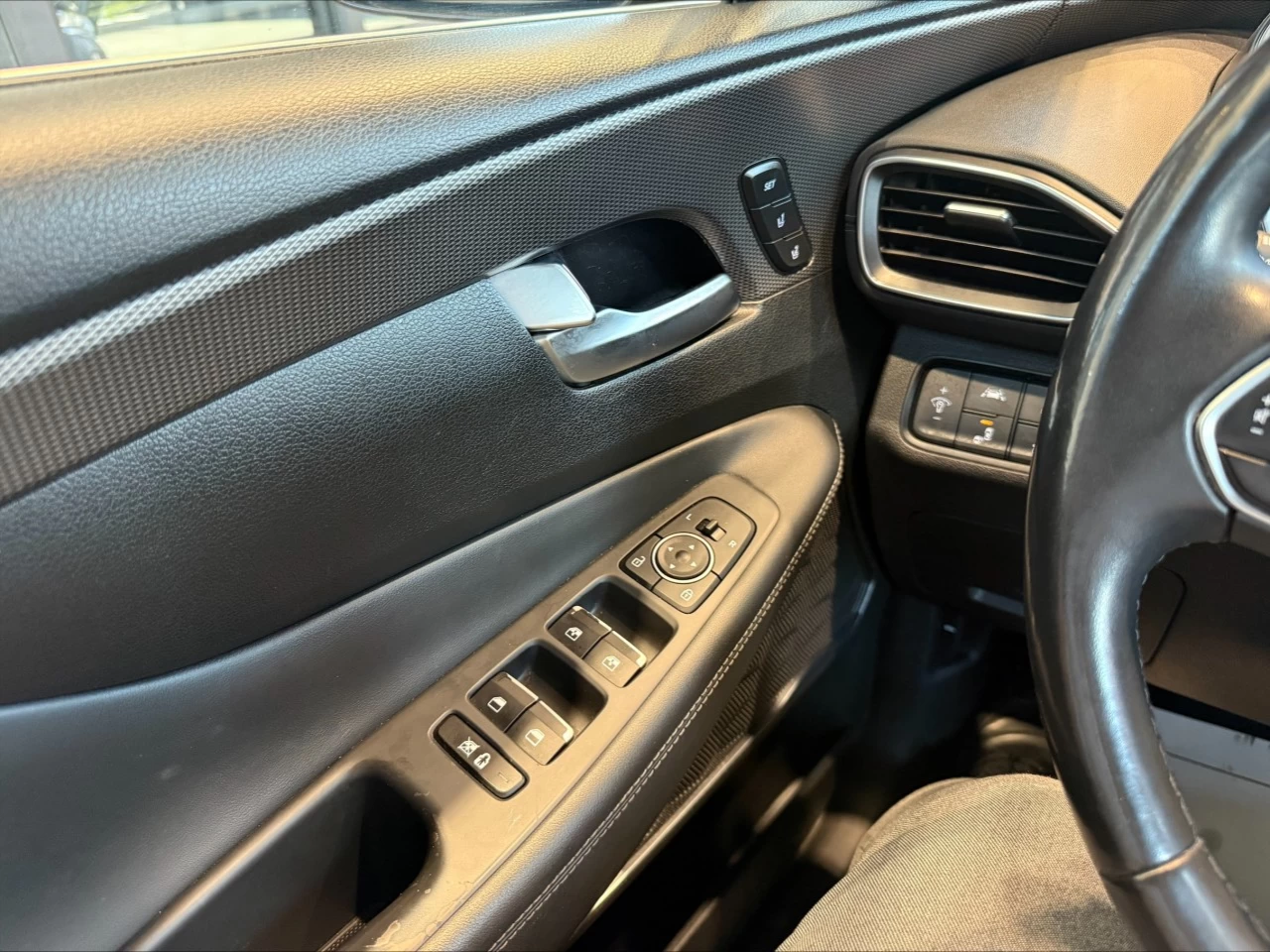 2019 Hyundai Santa Fe Luxury https://www.acuramontrealcentre.com/resize/b990ff35b810a3abc0cc817b2ca24889-1