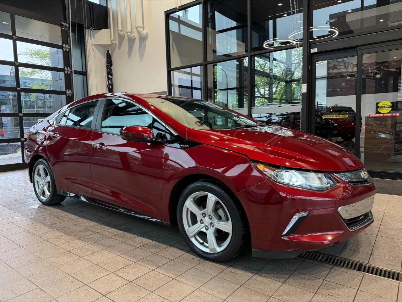 2017 Chevrolet Volt LT https://www.acuramontrealcentre.com/resize/b990ff35b810a3abc0cc817b2ca24889-1