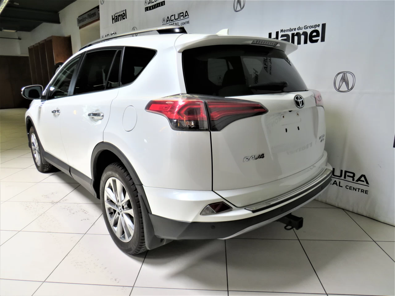 2017 Toyota RAV4 Limited https://www.acuramontrealcentre.com/resize/b990ff35b810a3abc0cc817b2ca24889-1