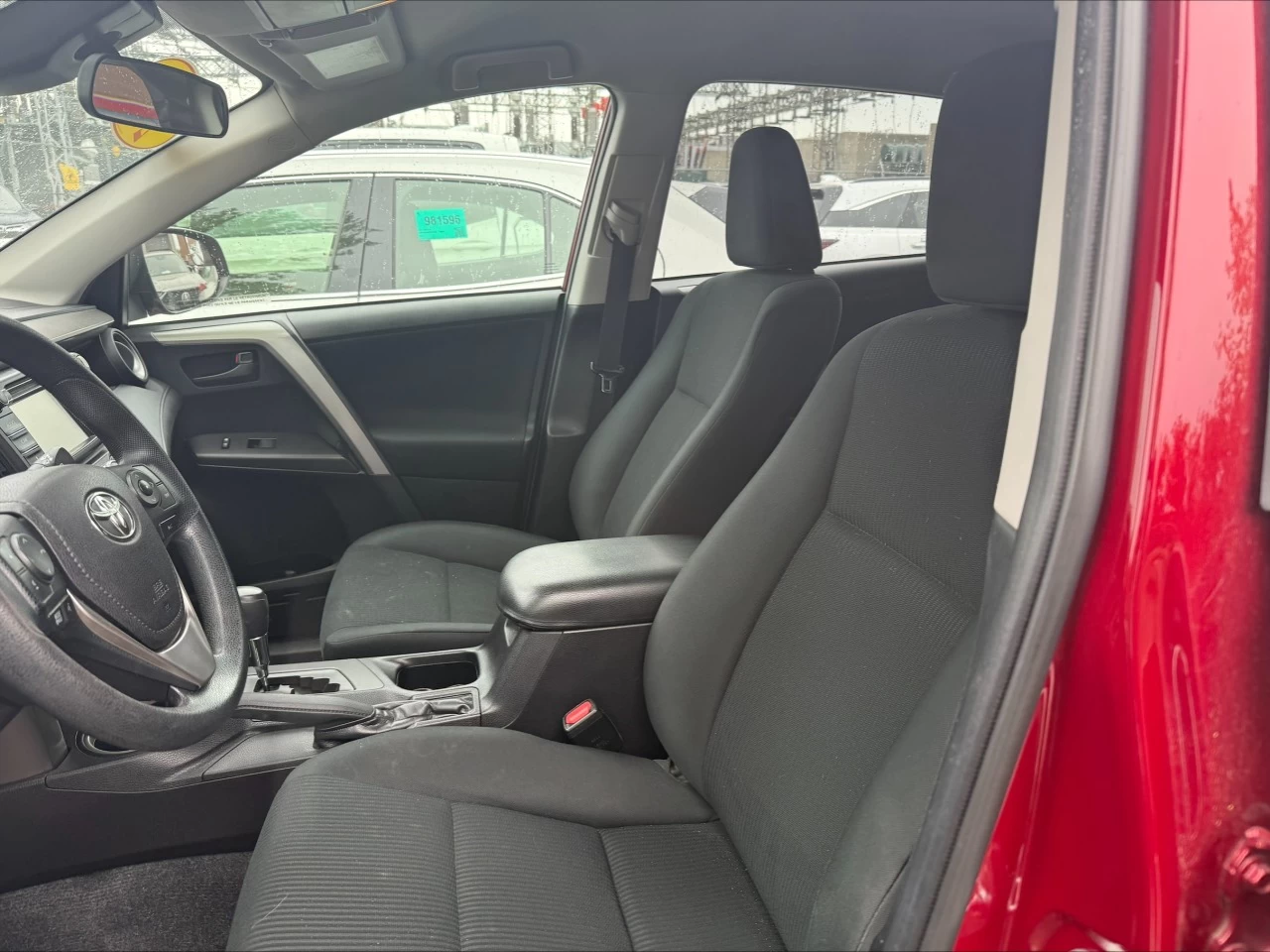 2018 Toyota RAV4 LE https://www.acuramontrealcentre.com/resize/b990ff35b810a3abc0cc817b2ca24889-1