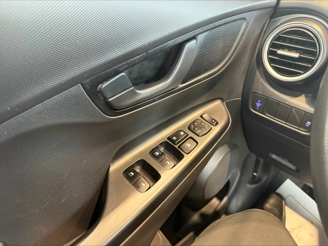 2020 Hyundai Kona Essential https://www.acuramontrealcentre.com/resize/b990ff35b810a3abc0cc817b2ca24889-1