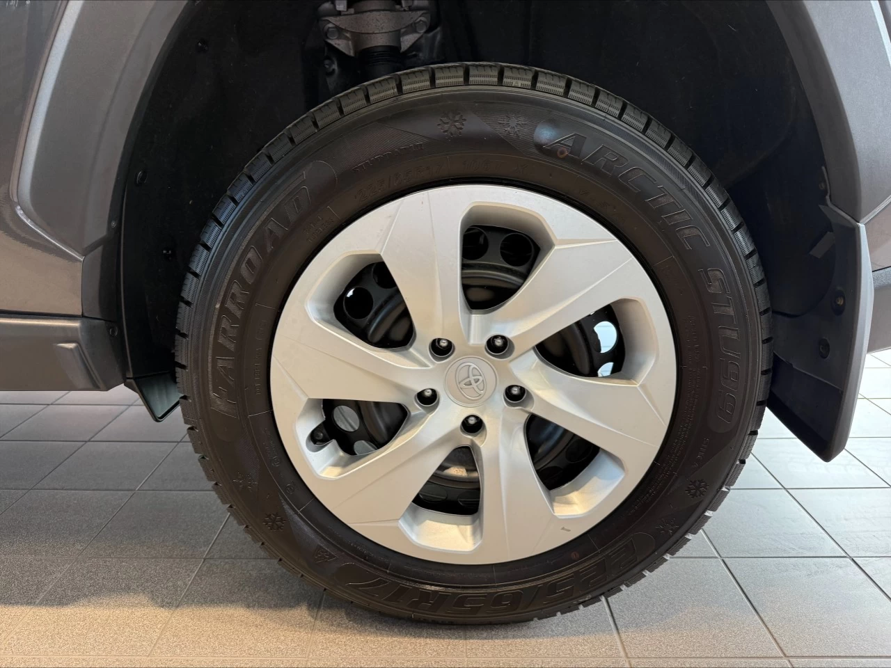 2023 Toyota RAV4 LE https://www.acuramontrealcentre.com/resize/b990ff35b810a3abc0cc817b2ca24889-1