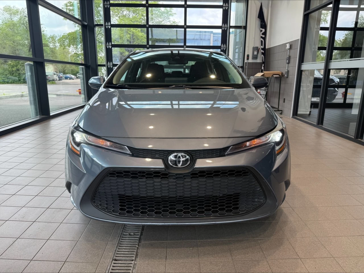 2022 Toyota Corolla LE https://www.acuramontrealcentre.com/resize/b990ff35b810a3abc0cc817b2ca24889-1