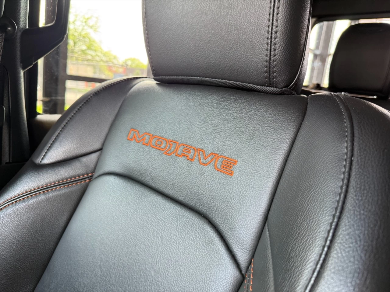 2022 Jeep Gladiator Mojave https://www.acuramontrealcentre.com/resize/b990ff35b810a3abc0cc817b2ca24889-1