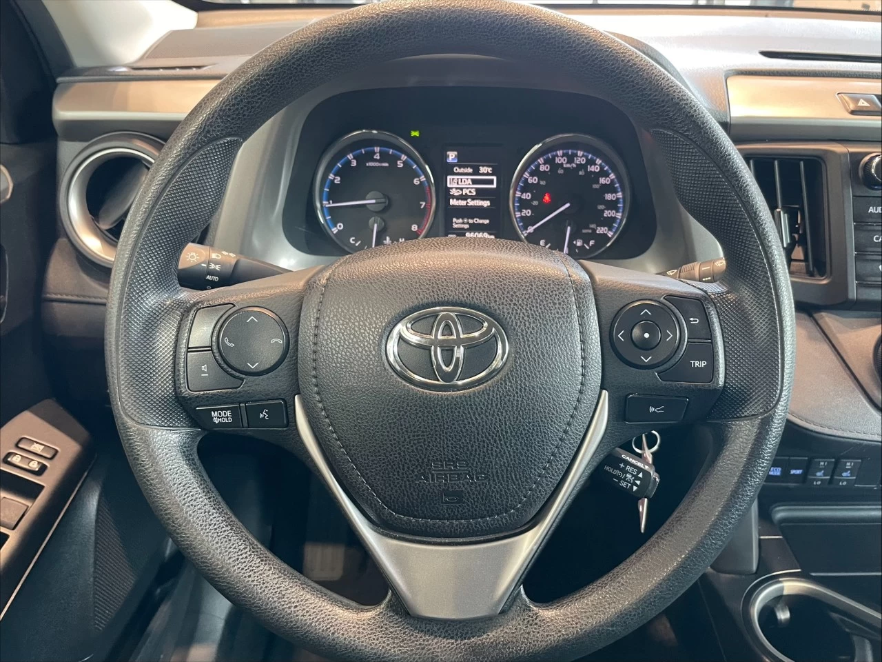 2018 Toyota RAV4 LE https://www.acuramontrealcentre.com/resize/b990ff35b810a3abc0cc817b2ca24889-1