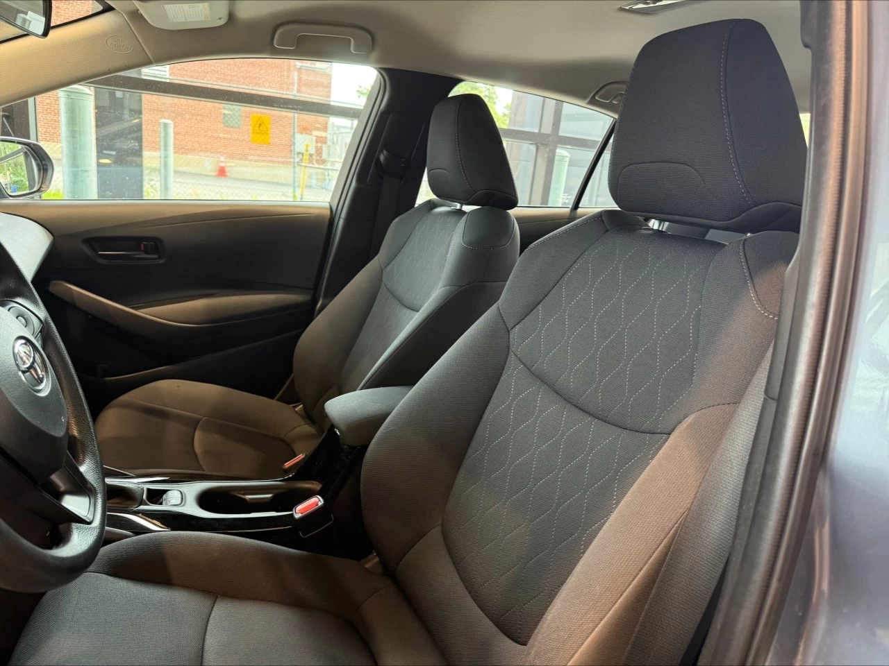 2022 Toyota Corolla LE https://www.acuramontrealcentre.com/resize/b990ff35b810a3abc0cc817b2ca24889-1