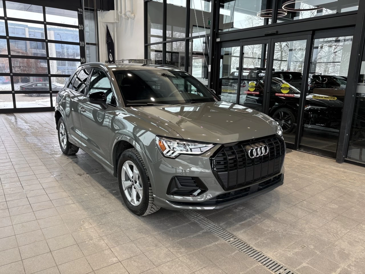 2023 Audi Q3 Komfort https://www.acuramontrealcentre.com/resize/b990ff35b810a3abc0cc817b2ca24889-1