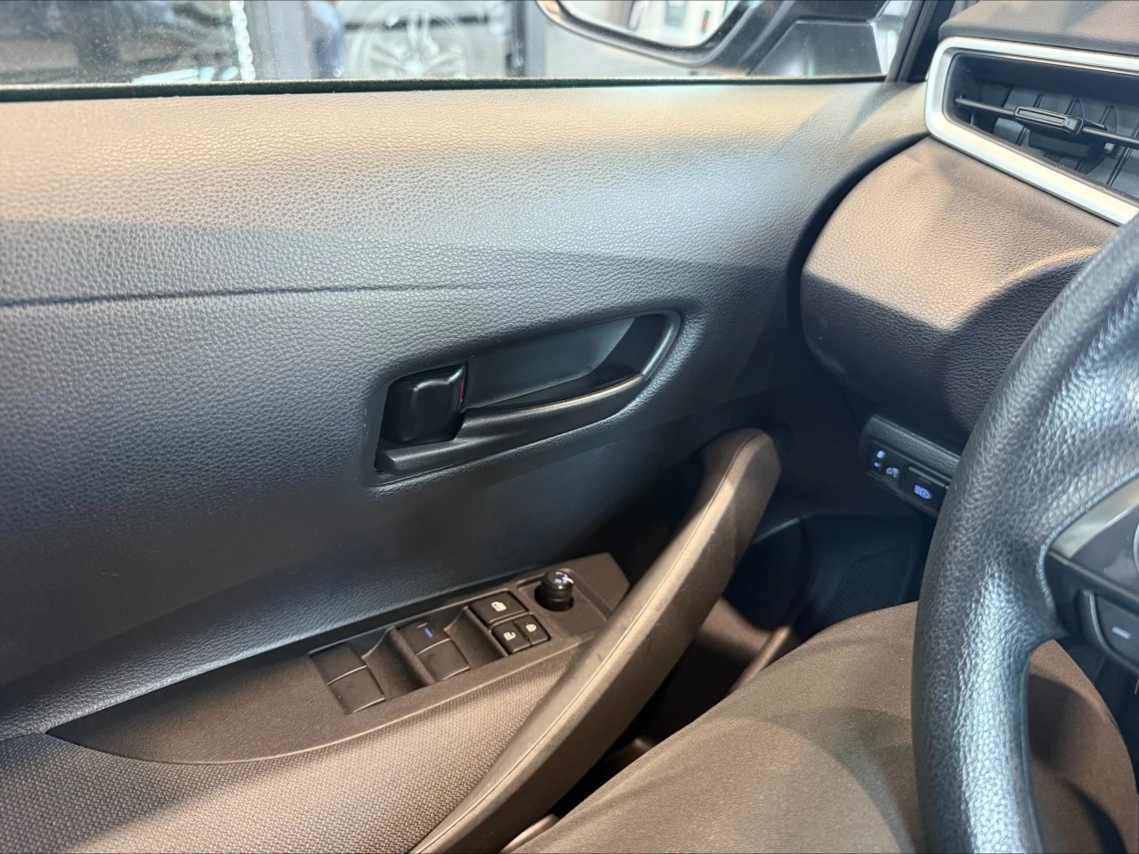 2022 Toyota Corolla LE https://www.acuramontrealcentre.com/resize/b990ff35b810a3abc0cc817b2ca24889-1