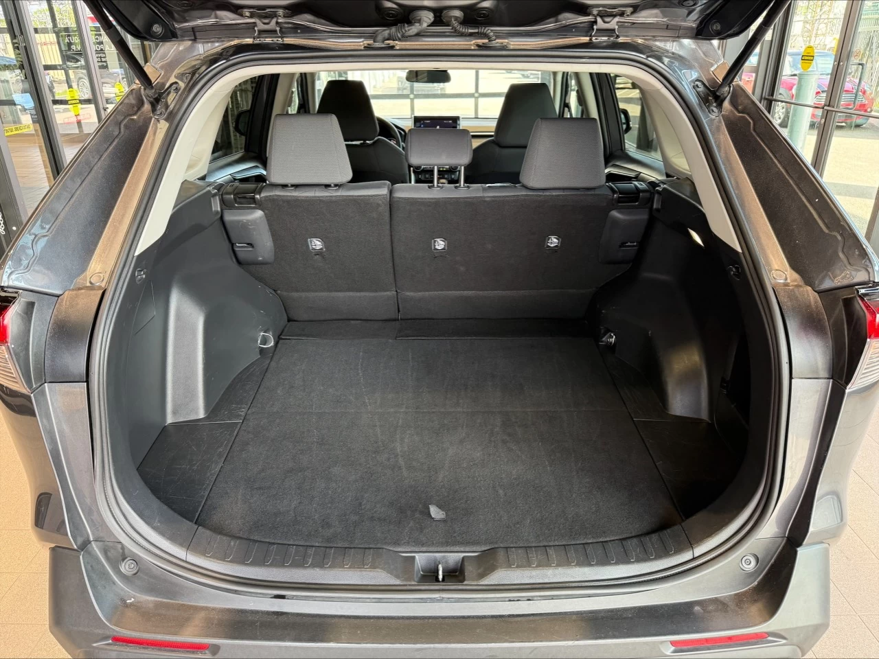 2023 Toyota RAV4 LE https://www.acuramontrealcentre.com/resize/b990ff35b810a3abc0cc817b2ca24889-1