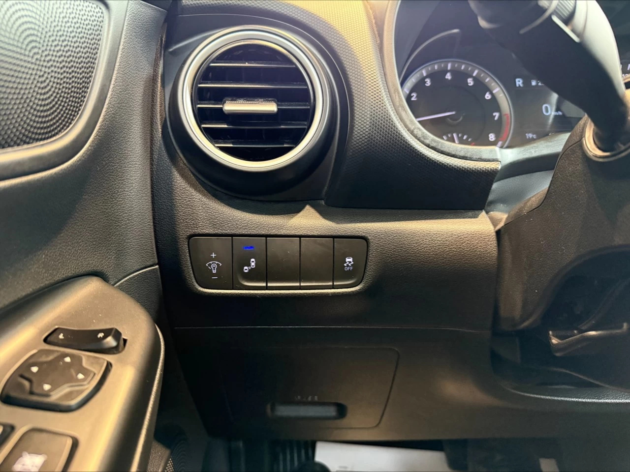 2020 Hyundai Kona Preferred https://www.acuramontrealcentre.com/resize/b990ff35b810a3abc0cc817b2ca24889-1
