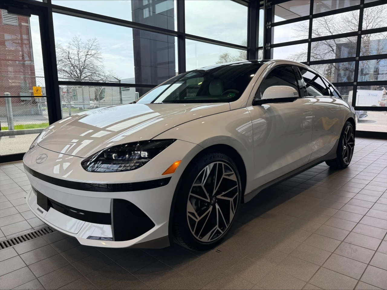 2024 Hyundai Ioniq Preferred Longue Range AWD Ultimate https://www.acuramontrealcentre.com/resize/b990ff35b810a3abc0cc817b2ca24889-1