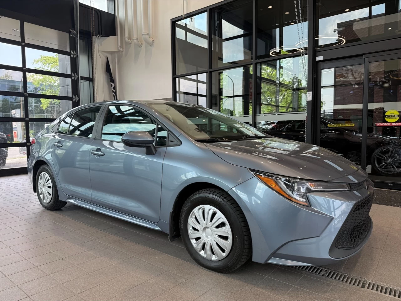 2022 Toyota Corolla LE https://www.acuramontrealcentre.com/resize/b990ff35b810a3abc0cc817b2ca24889-1
