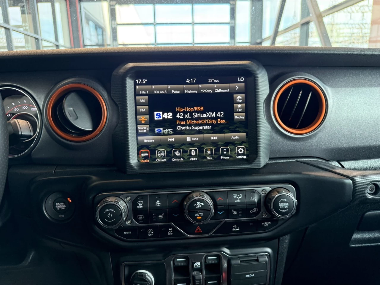2022 Jeep Gladiator Mojave https://www.acuramontrealcentre.com/resize/b990ff35b810a3abc0cc817b2ca24889-1