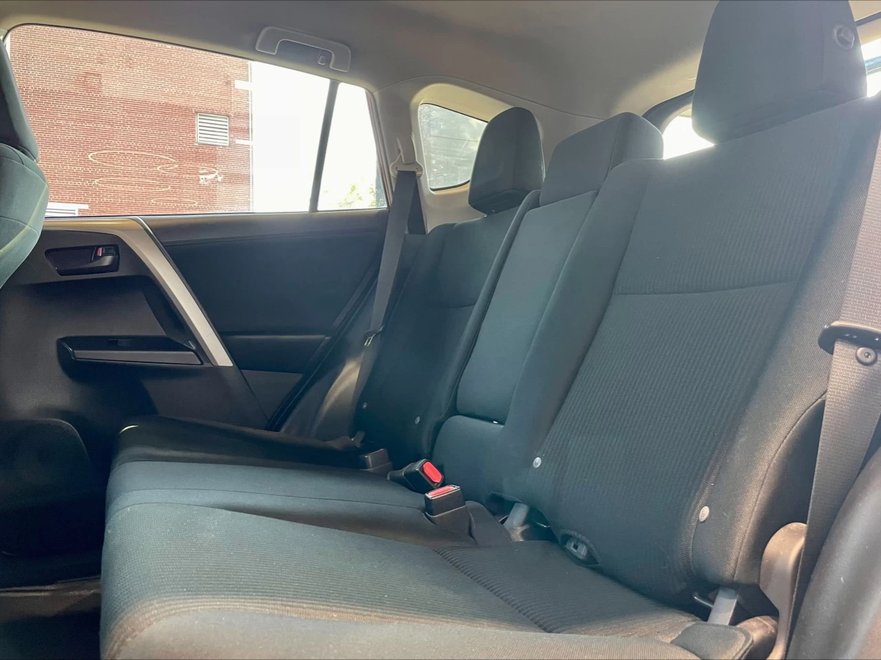 2018 Toyota RAV4 LE https://www.acuramontrealcentre.com/resize/b990ff35b810a3abc0cc817b2ca24889-1