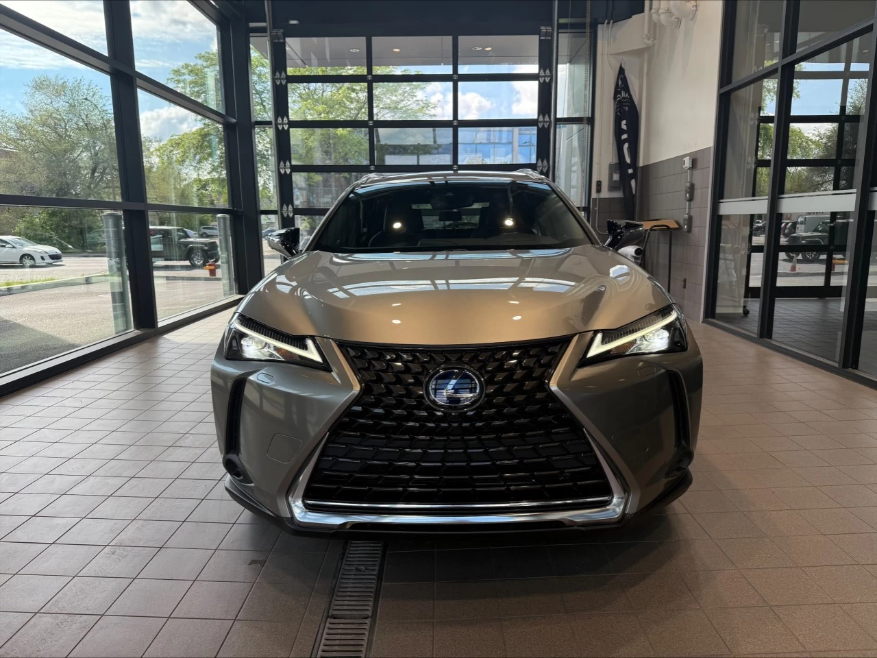2021 Lexus UX250h UX 250h https://www.acuramontrealcentre.com/resize/b990ff35b810a3abc0cc817b2ca24889-1